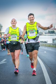 Colin Johnson, CADENAS Solutions UK, hilft einem Läufer mit Sehbehinderung einen Marathon zu laufen.